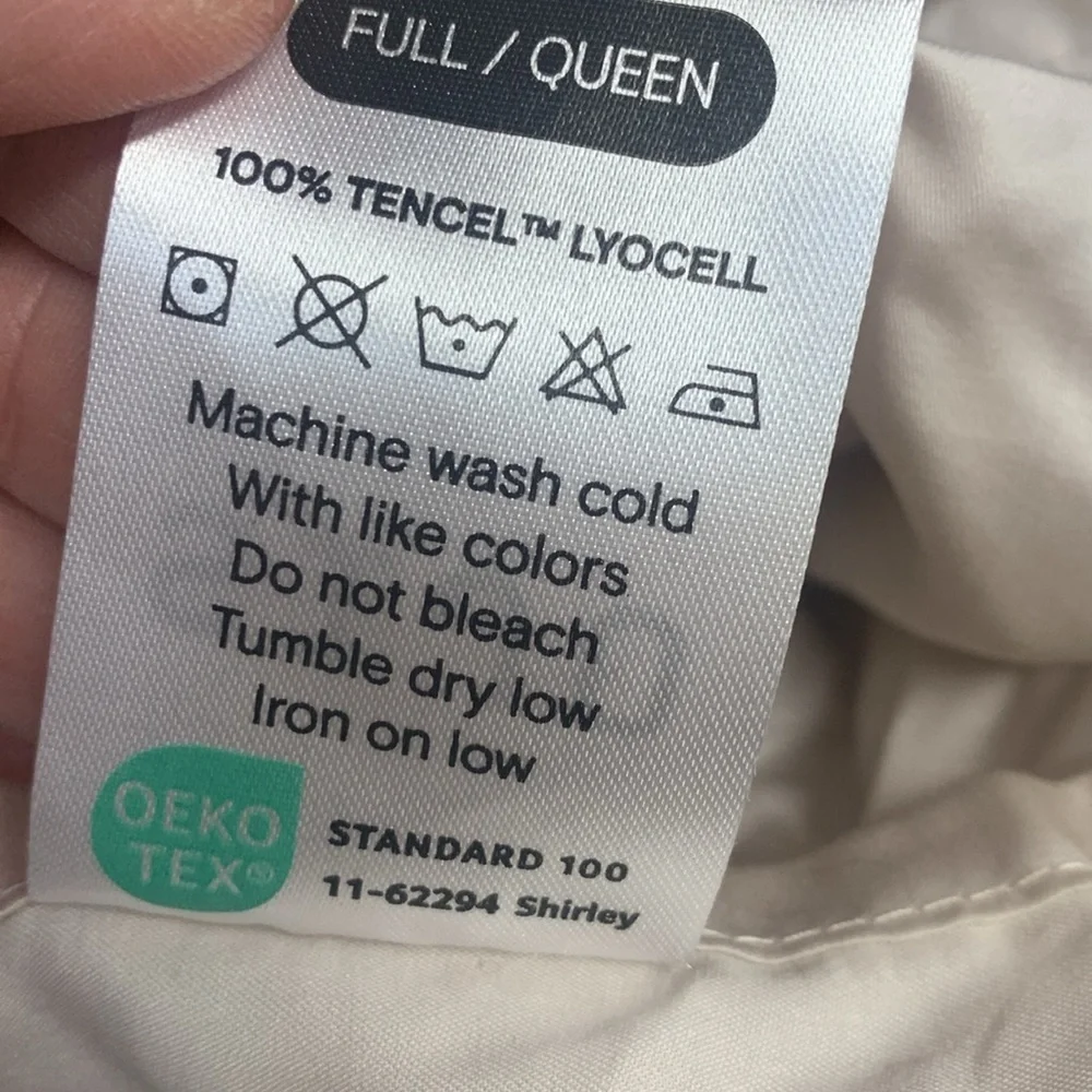 SIJO Full/ queen sheet set of 2 1 queen fitted one full/ queen flat new